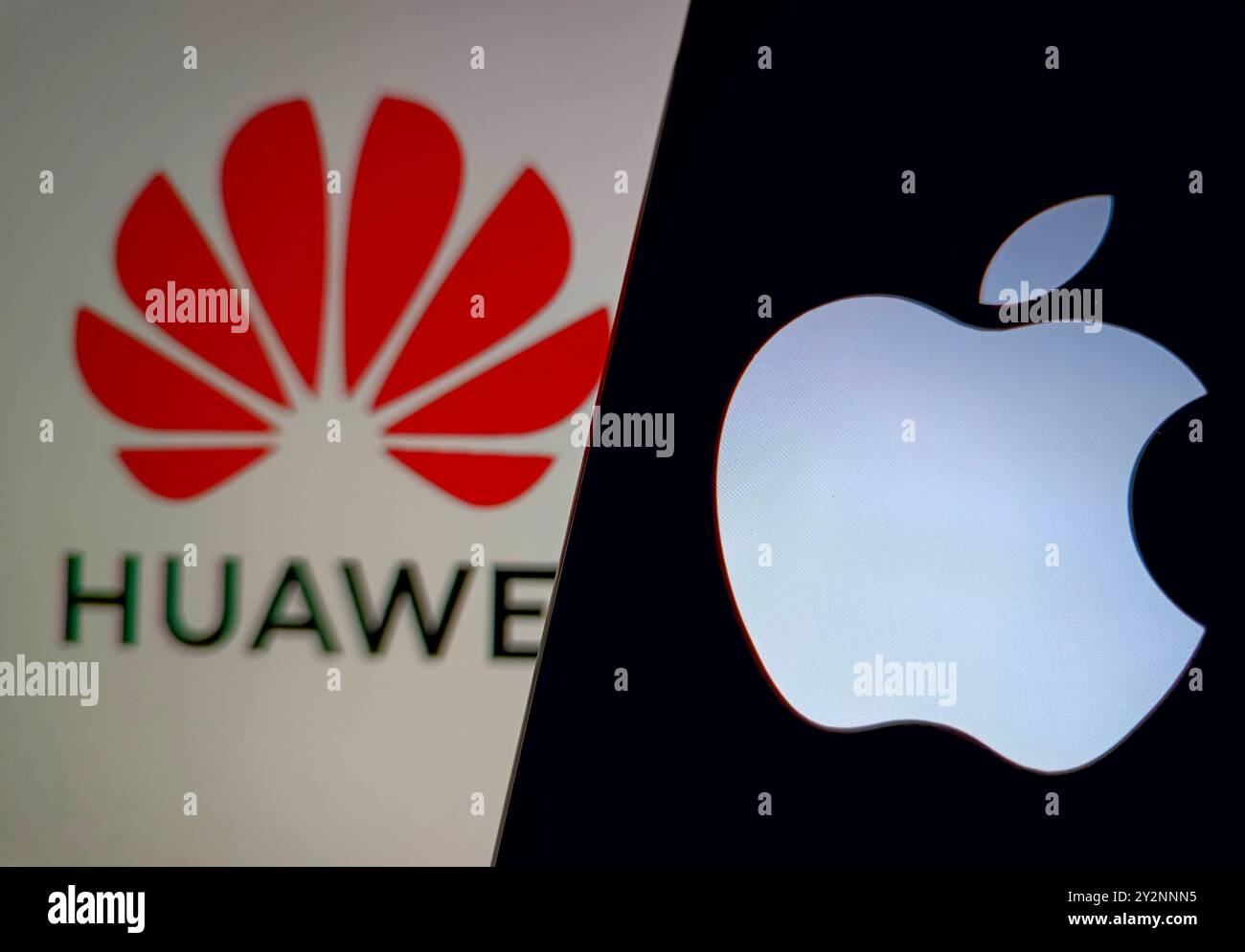 SUQIAN, CHINE - 11 SEPTEMBRE 2024 - illustration Apple et Huawei, Suqian, province du Jiangsu, Chine, 11 septembre, 2024. Banque D'Images