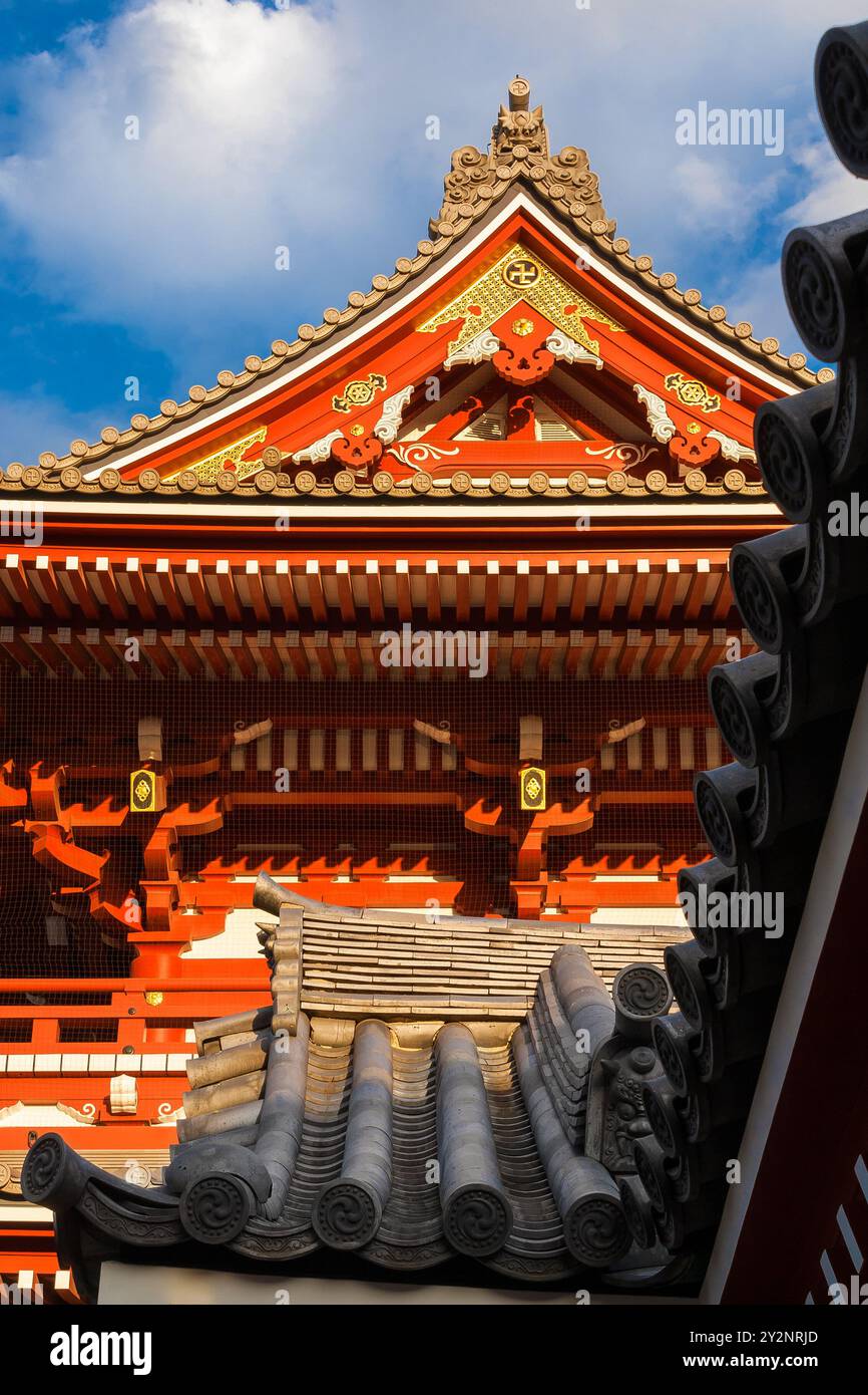 Architecture religieuse au Japon. Temple bouddhiste Senso-ji porte Hozomon à Asakusa, le plus ancien temple de Tokyo Banque D'Images