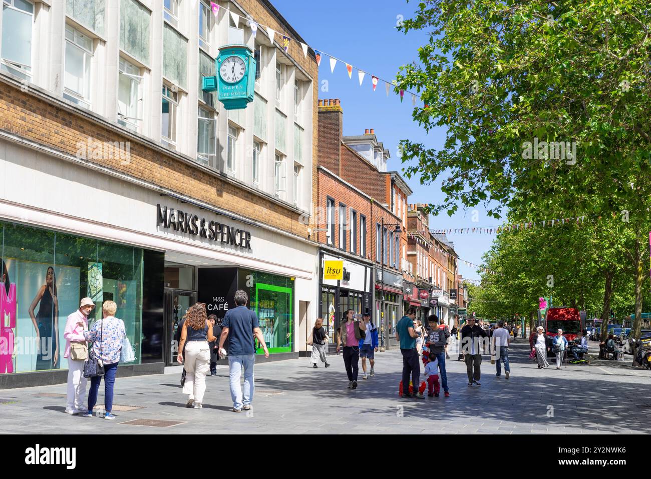 St Albans Hertfordshire magasins et personnes faisant du shopping sur la place du marché St Albans centre-ville St Albans Hertfordshire Angleterre GB Europe Banque D'Images
