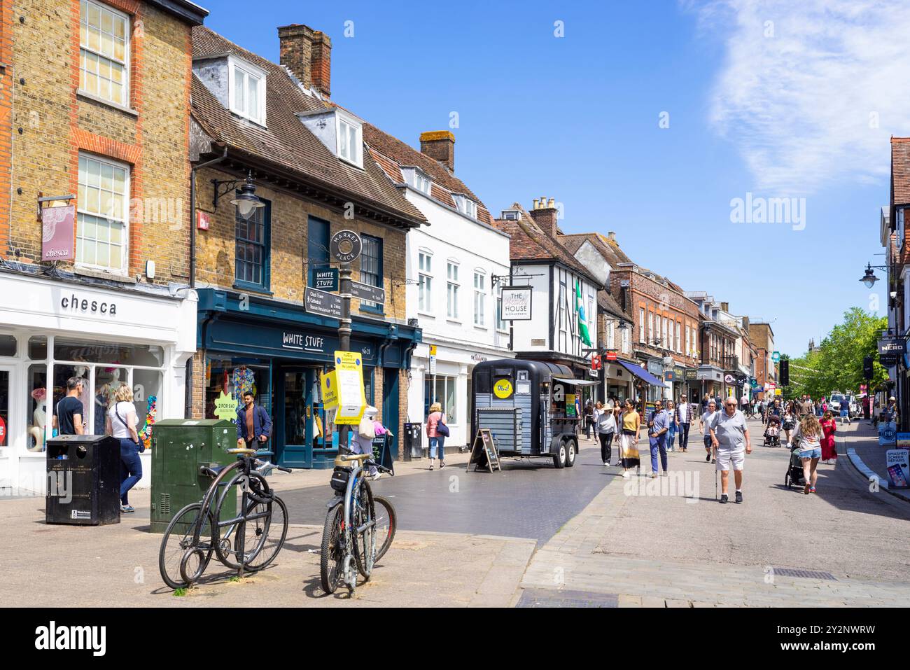 St Albans Hertfordshire magasins et personnes shopping place du marché St Albans centre ville St Albans Hertfordshire Angleterre UK GB Europe Banque D'Images