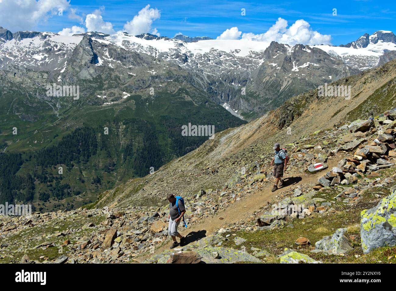 Deux randonneurs sur Un sentier de montagne près de la cabane Bietschhorn du Club Alpin académique de Berne AACB au-dessus de la Lötschental, Valais, Suisse Banque D'Images