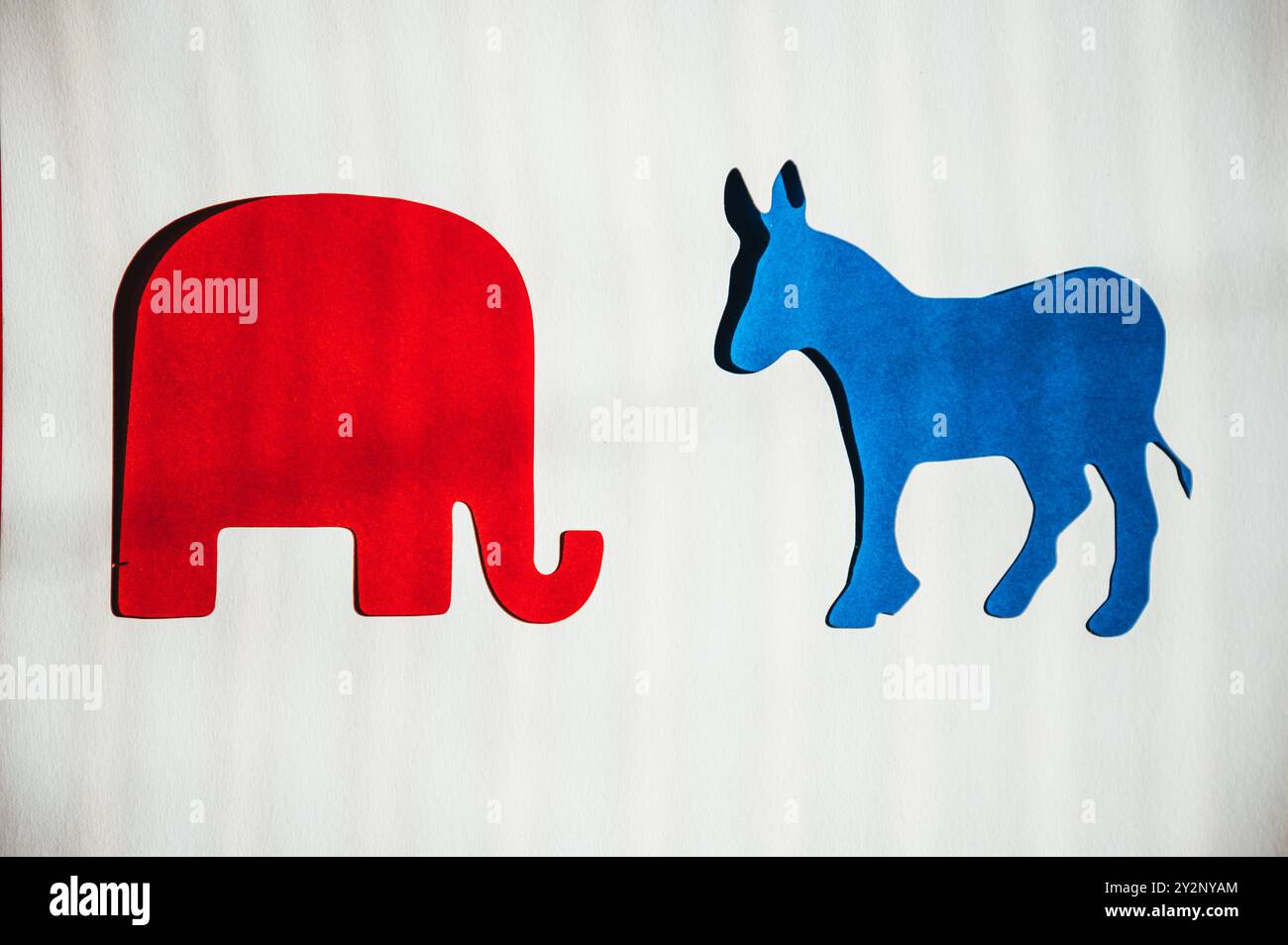 Élection présidentielle américaine de 2024 : la rivalité politique entre Blue Donkey et Red Elephant symbolise les démocrates contre les républicains Banque D'Images