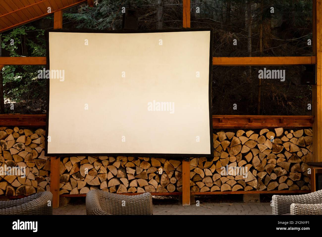 cinéma en plein air dans une maison de jardin en bois avec écran blanc Banque D'Images