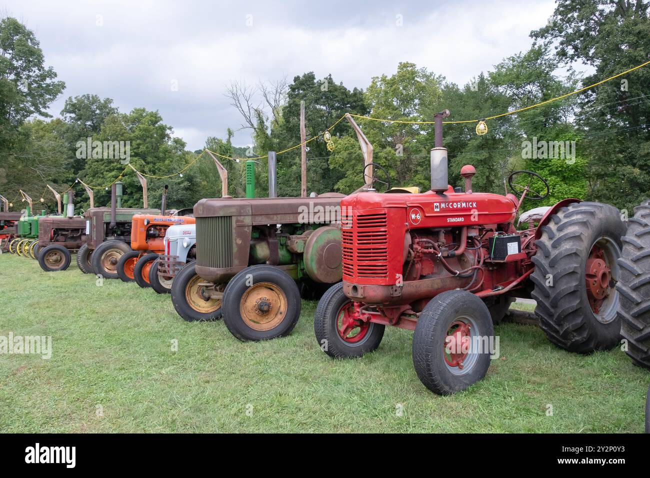 Une rangée de tracteurs historiques anciens qui ont été montés dans une parade de tracteurs à la 100e Yorktown Grange Fair à westchester, New York. Banque D'Images