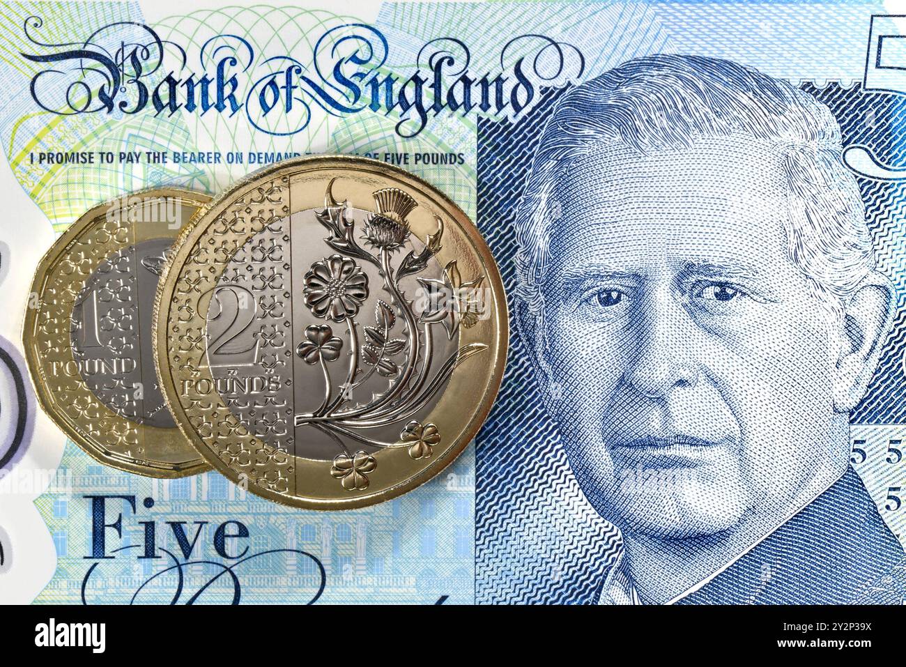 Charles III British Curency - billet de 5 £, pièce de 2 £ et pièce de 1 £ Banque D'Images