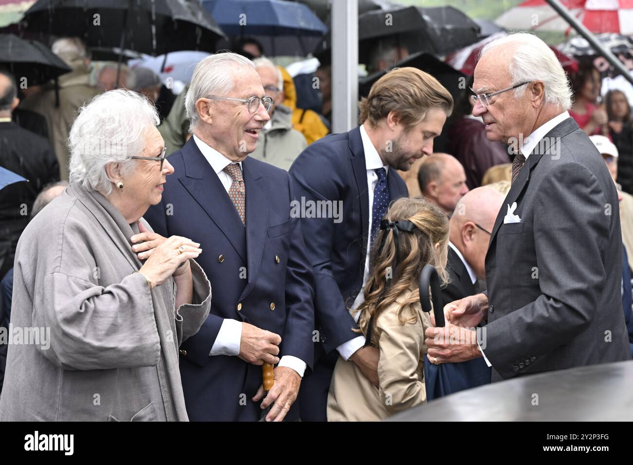 Stockholm, Suède. 11 septembre 2024. Le roi Carl XVI Gustaf de Suède, sa sœur la princesse Christina, Mme Magnuson et son mari Tord Magnuson assistent au dévoilement du monument antidopage en bronze « et Purus Stockholm », créé par l’artiste Sassona Norton à Djurgården on Galärparken à Stockholm, Suède, le 11 septembre 2024. Photo : Henrik Montgomery/TT/Code 10060 crédit : TT News Agency/Alamy Live News Banque D'Images