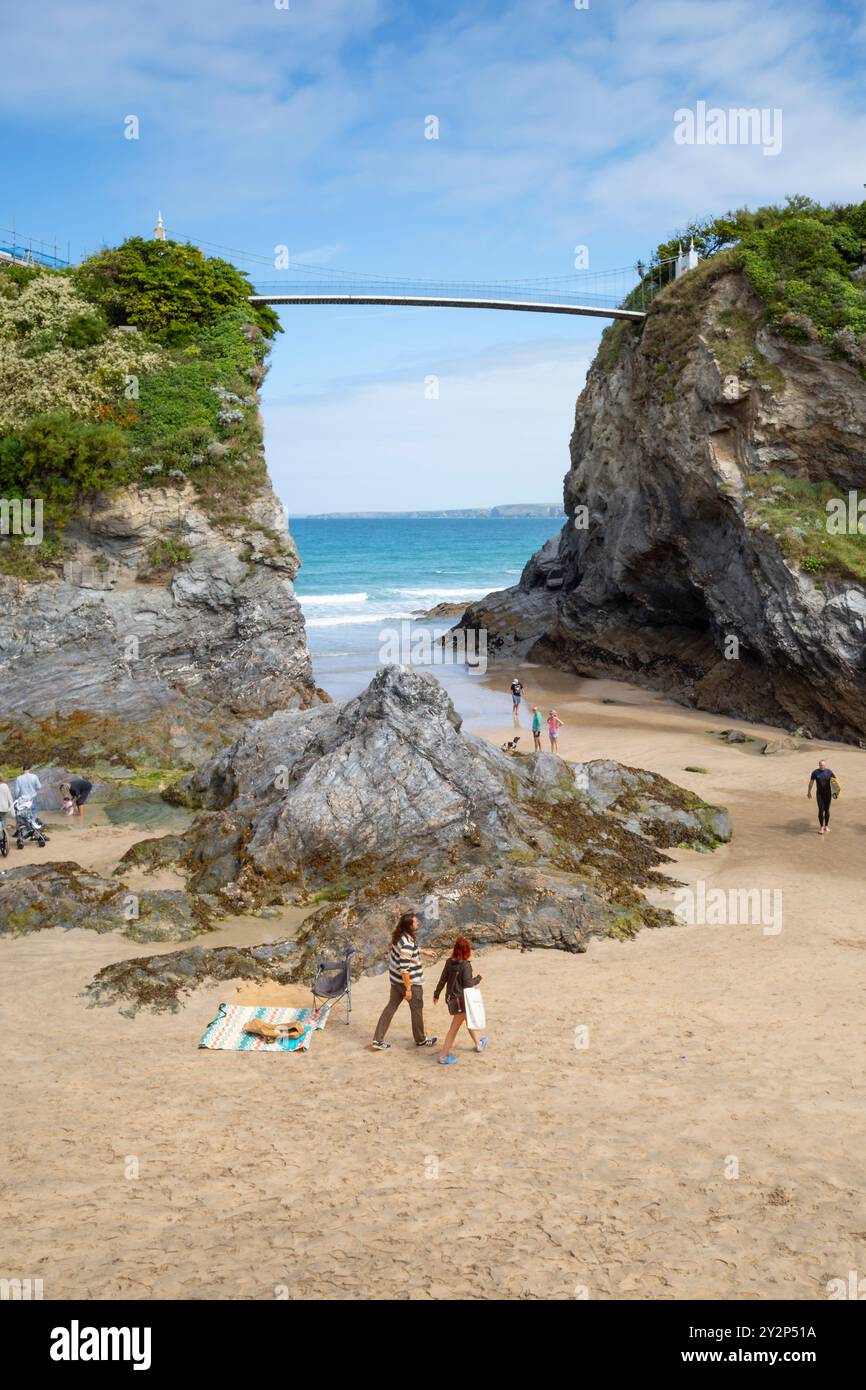 Le pont suspendu emblématique reliant l'île au continent sur Towan Beach à Newquay en Cornouailles au Royaume-Uni. Banque D'Images