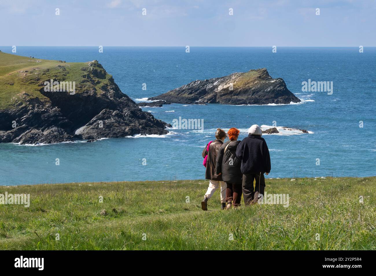 Visiteurs appréciant une promenade sur Pwhole point West sur la côte de Newquay en Cornouailles au Royaume-Uni. Banque D'Images