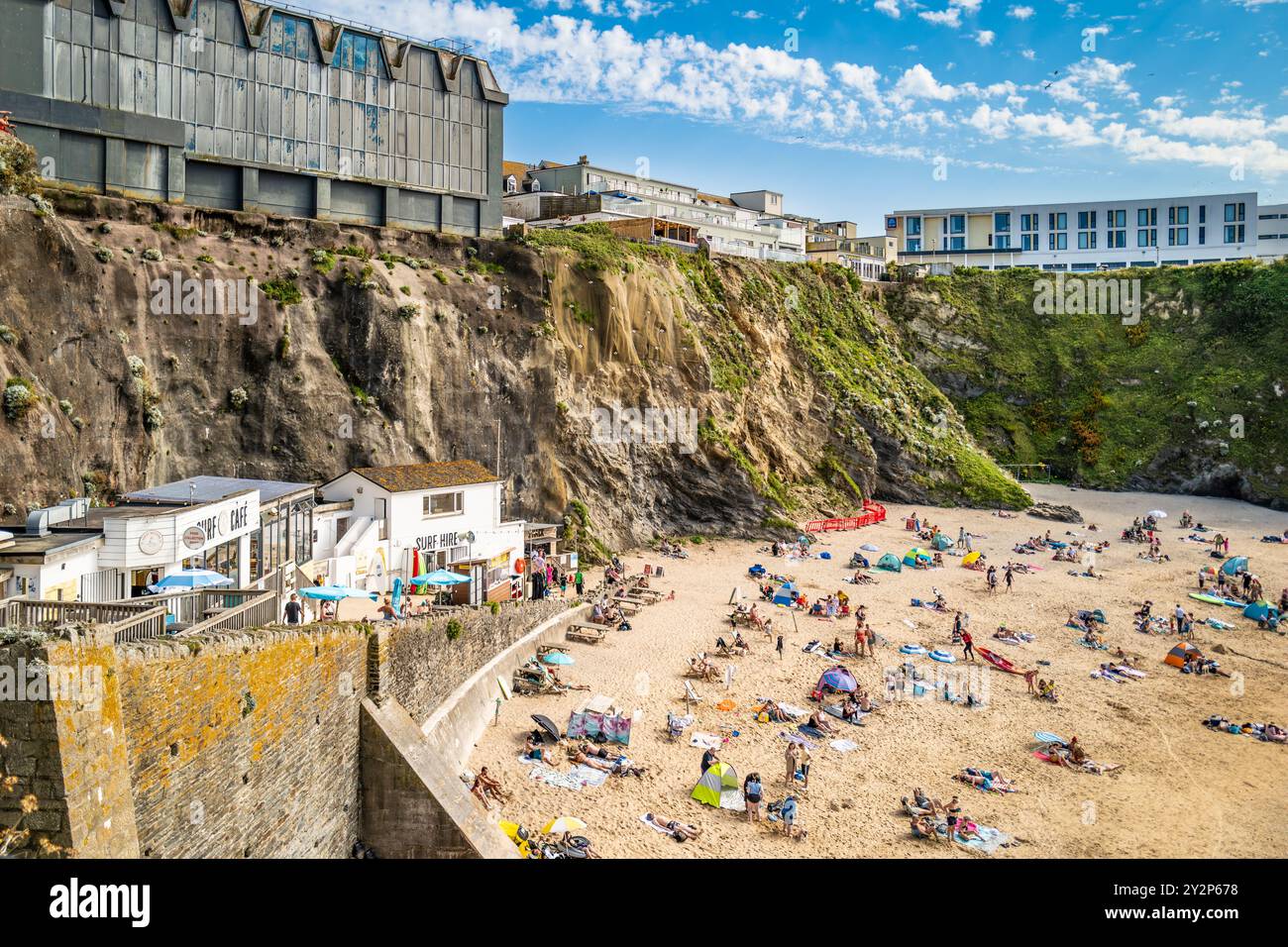 Vacanciers visiteurs appréciant le temps ensoleillé de l'été sur GT Great Western Beach à Newquay en Cornouailles au Royaume-Uni. Banque D'Images