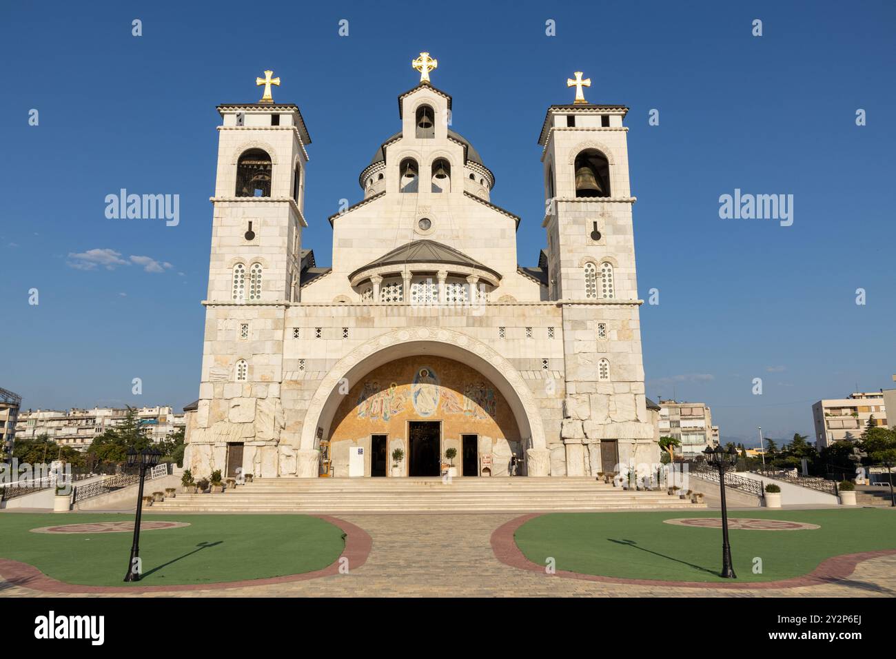 Une vue grand angle de l'entrée extérieure de la cathédrale de la Résurrection du Christ dans le centre-ville de Podgorica au Monténégro par une journée ensoleillée. Banque D'Images