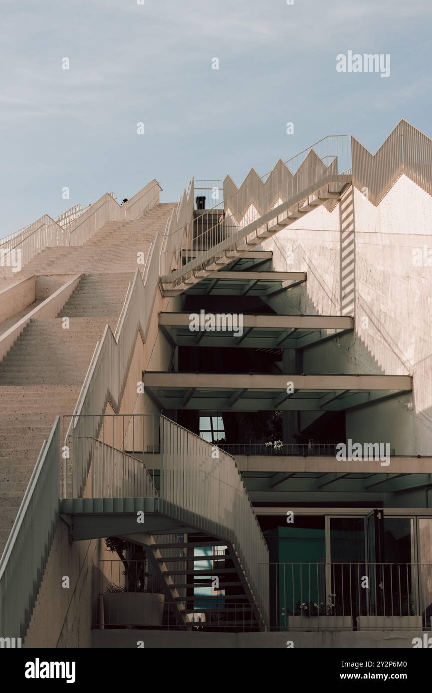 La Pyramide de Tirana en Albanie par une journée ensoleillée en 2024 après rénovation pour devenir le Centre TUMO. La Pyramide date de la période communiste. Banque D'Images