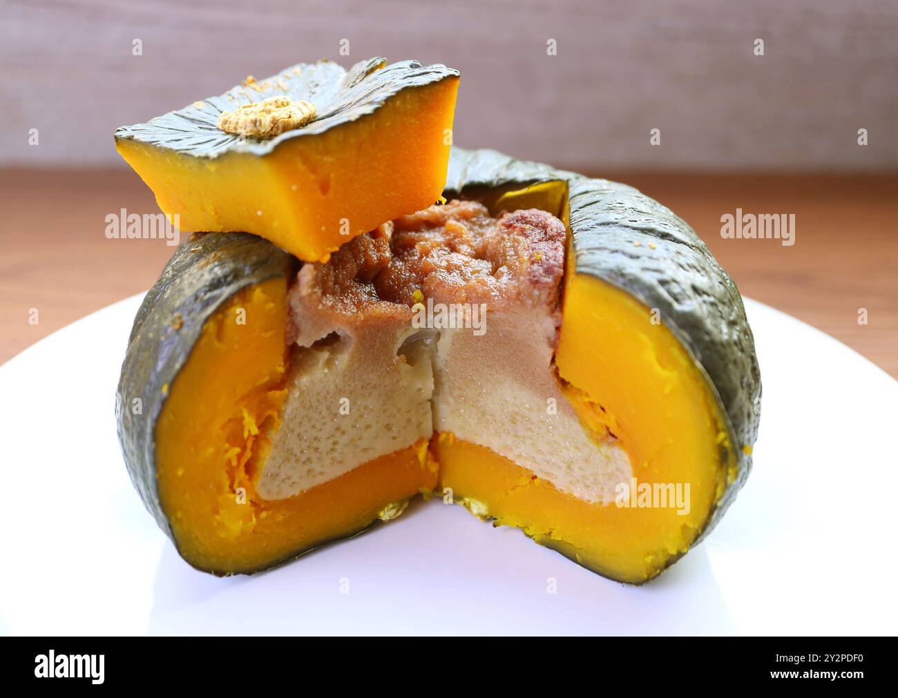 Appétissante crème maison à la cannelle au lait de coco et à la citrouille cuite à la vapeur Banque D'Images
