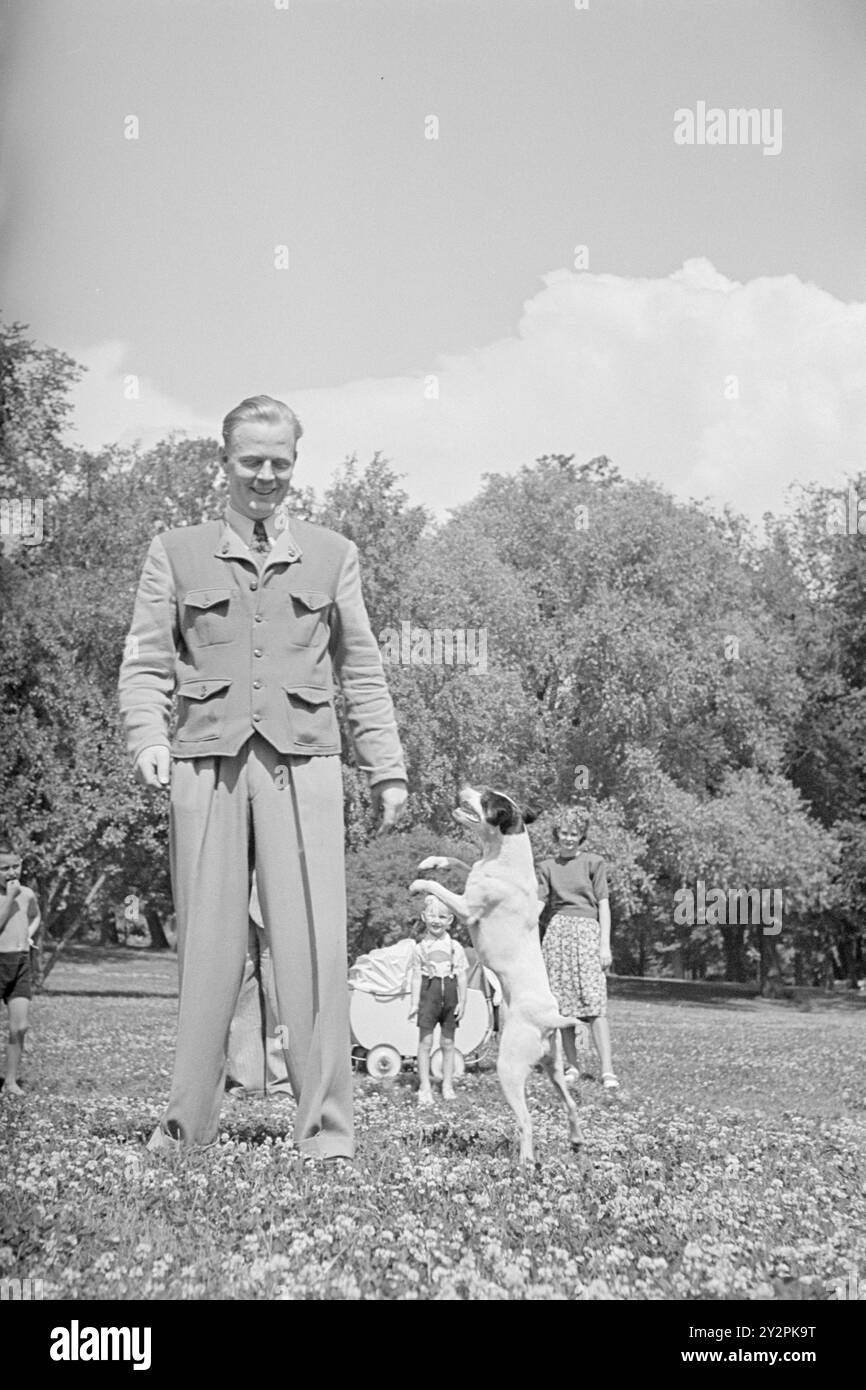 Effectif 1948 : bons chiens en visite. Cet été, Oslo a reçu la visite du dresseur de chiens suédois Gustav Laneryd et de ses 8 chiens. Photo : aktuell / NTB ***photos non traitées*** le texte de cette image est automatiquement traduit le texte de cette image est automatiquement traduit Banque D'Images