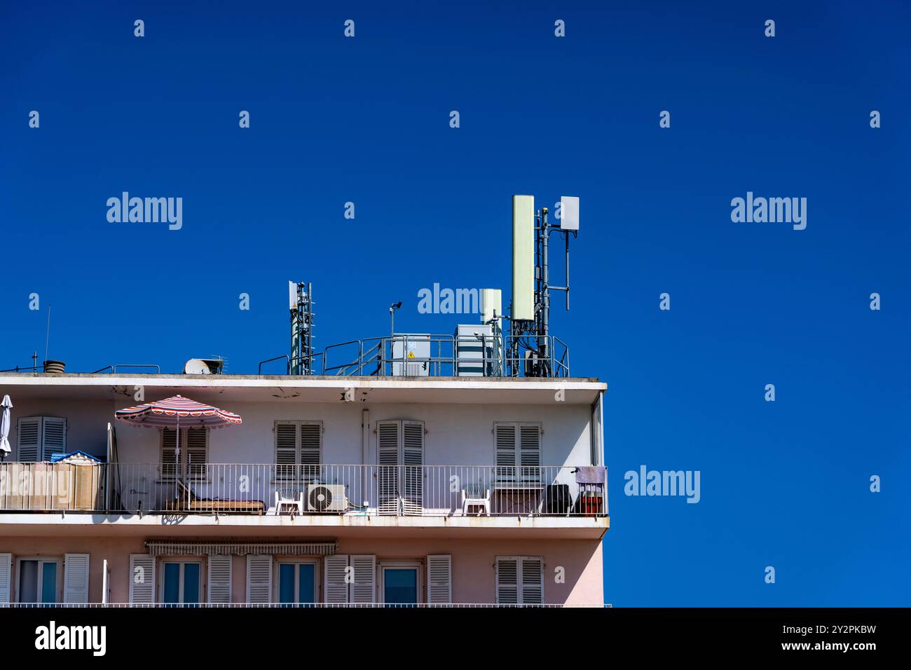 Mât de téléphone portable sur immeuble d'appartements près de Bastia, Corse Banque D'Images