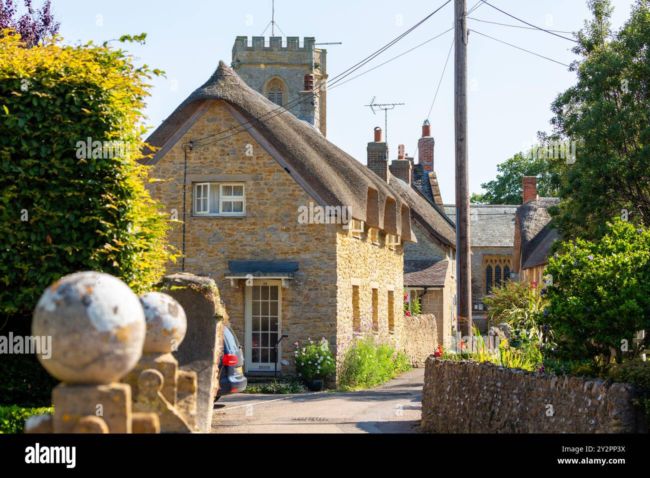 Maisons traditionnelles de chaume dans le beau village de Burton Bradstock, Dorset, Angleterre. Banque D'Images