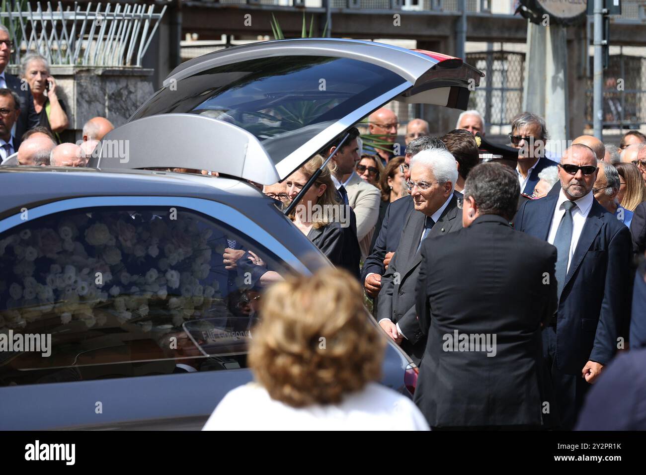 Palerme, Italie. 11 septembre 2024. nella foto il Presidente della Repubblica Sergio Mattarella rende omaggio al feretro della nipote Maria Mattarella fuori dalla chiesa dopo la messa Funerali della nipote del presidente Sergio Mattarella Maria Mattarella figlia di Piersanti - Palermo - Mercoled&#xec ; 11 Settembre 2024 (photo Alberto LoBianco /fille du président Sergio Mattarella/Lapermo), mercredi 2024 septembre Banque D'Images