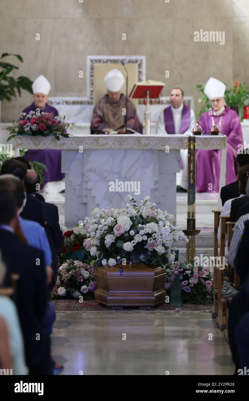 Palerme, Italie. 11 septembre 2024. nella foto il feretro di Maria Mattarella durante la celebrazione dellla messa Funerali della nipote del presidente Sergio Mattarella Maria Mattarella figlia di Piersanti - Palermo - Mercoled&#xec ; 11 Settembre 2024 (photo Alberto LoBianco /Lapresse) funérailles de la petite-fille du président Sergio Mattarella Maria Mattarella Piersanti - Palermo - Palermo - mercredi 11 septembre 2024 (photo Alberto Live News/Laamanco) Banque D'Images