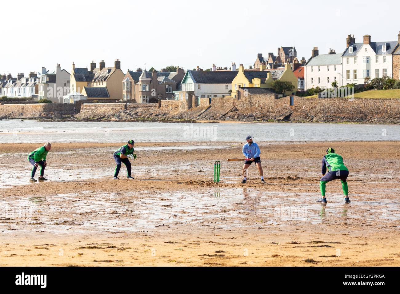 Des gens jouant au cricket sur la plage à Elie, Fife, Écosse Banque D'Images