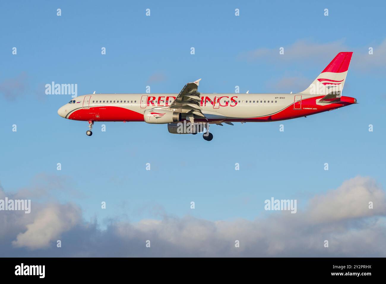 SAINT-PÉTERSBOURG, RUSSIE - 25 OCTOBRE 2018 : Airbus A321-200 (VP-BVO) de Red Wings Airline avant d'atterrir par une journée ensoleillée Banque D'Images