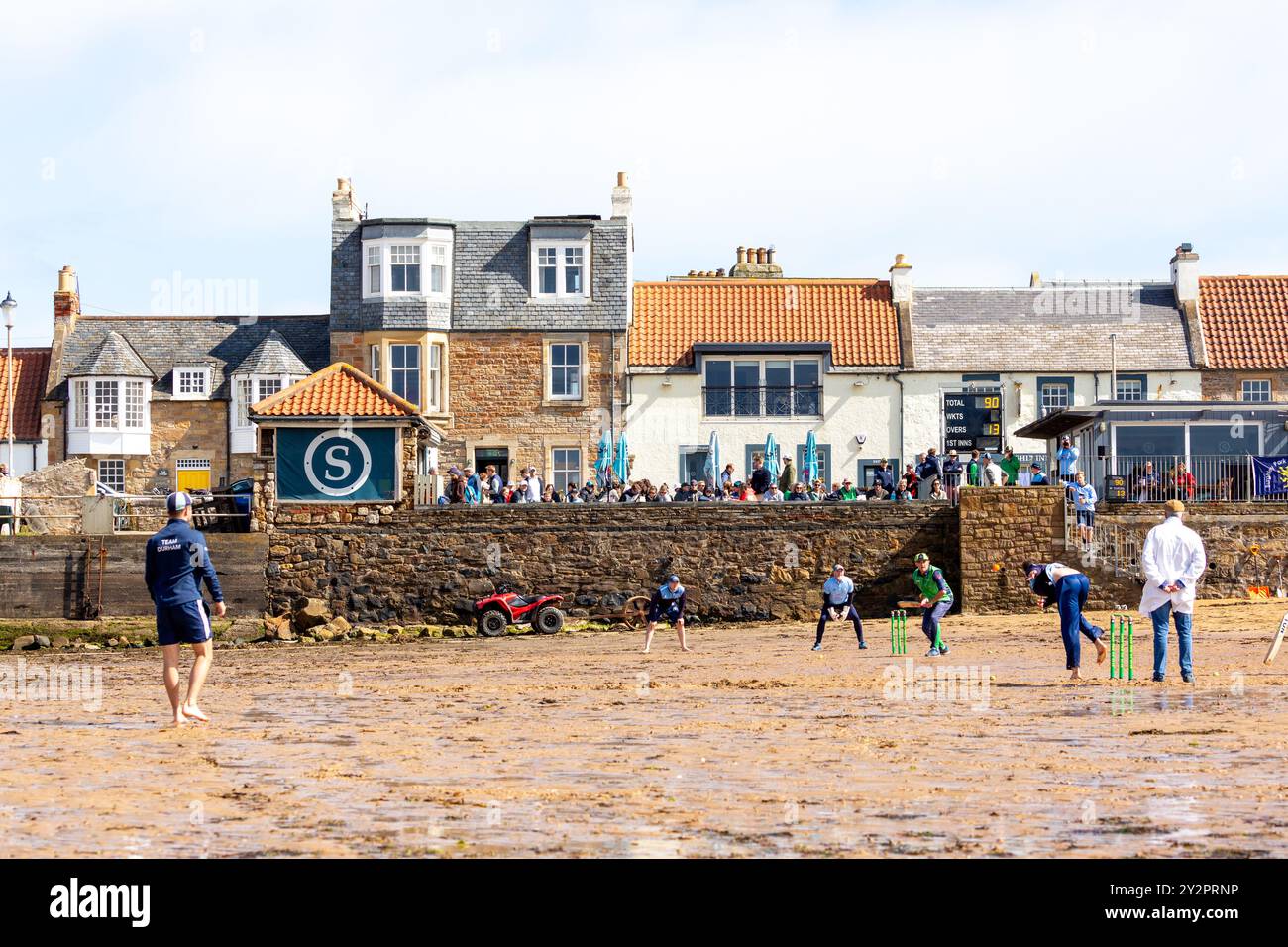 Les gens jouent au cricket sur la plage en face du Ship Inn, Elie, Fife, Écosse Banque D'Images