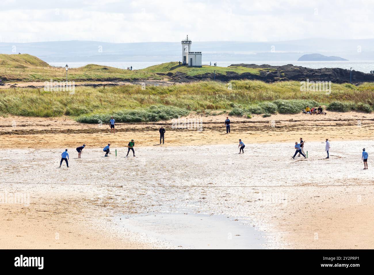 Des gens jouant au cricket sur la plage, Elie, Fife, Écosse Banque D'Images
