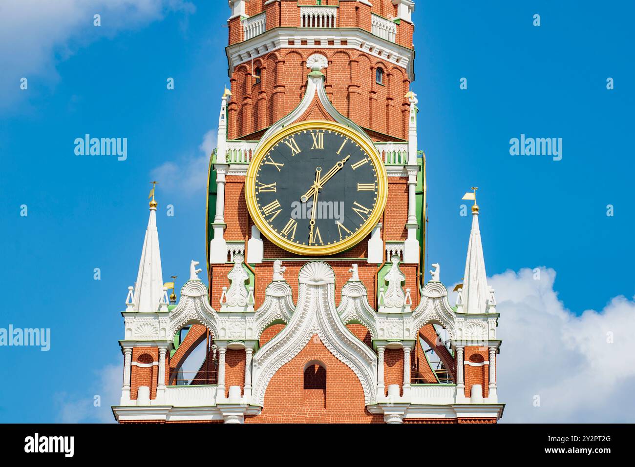 Horloge (carillons) sur la Tour Spasskaya du Kremlin de Moscou par une journée ensoleillée. Moscou, Russie Banque D'Images