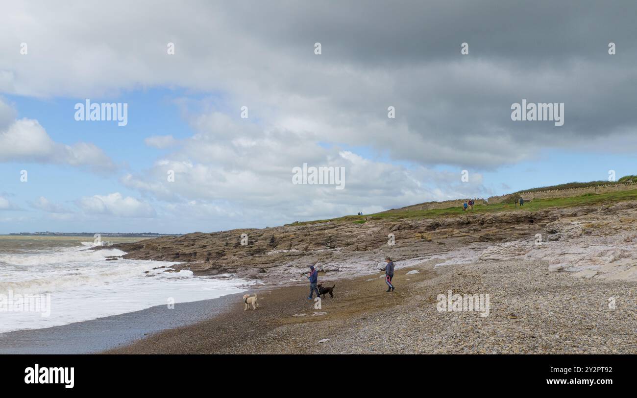 11 septembre 2024, Hardy’s Bay, Ogmore-by-Sea, Bridgend, Vale of Glamorgan, pays de Galles. MÉTÉO : vents forts et courants forts à marée décroissante, au milieu du soleil et des nuages à Ogmore by Sea aujourd'hui. La pluie est prévue pour plus tard dans l'après-midi. Pic DE MARÉE HAUTE 11,31 Bridget Catterall/Alamy Live News Banque D'Images