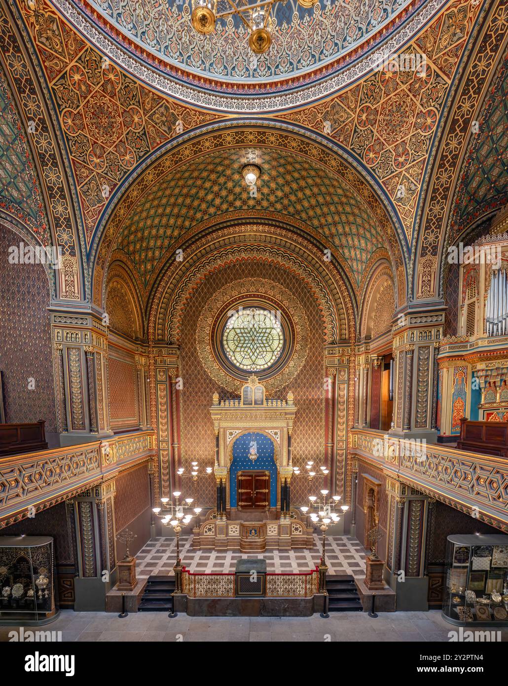 Prague, République tchèque - 27 mai 2024 : autel principal à l'intérieur de la synagogue espagnole, la synagogue la plus récente de la ville juive de Prague, République tchèque Banque D'Images