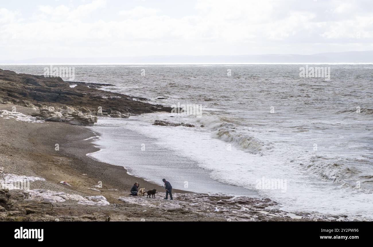 11 septembre 2024, Hardy’s Bay, Ogmore-by-Sea, Bridgend, Vale of Glamorgan, pays de Galles. MÉTÉO : vents forts et courants forts à marée décroissante, au milieu du soleil et des nuages à Ogmore by Sea aujourd'hui. La pluie est prévue pour plus tard dans l'après-midi. Pic DE MARÉE HAUTE 11,31 Bridget Catterall/Alamy Live News Banque D'Images
