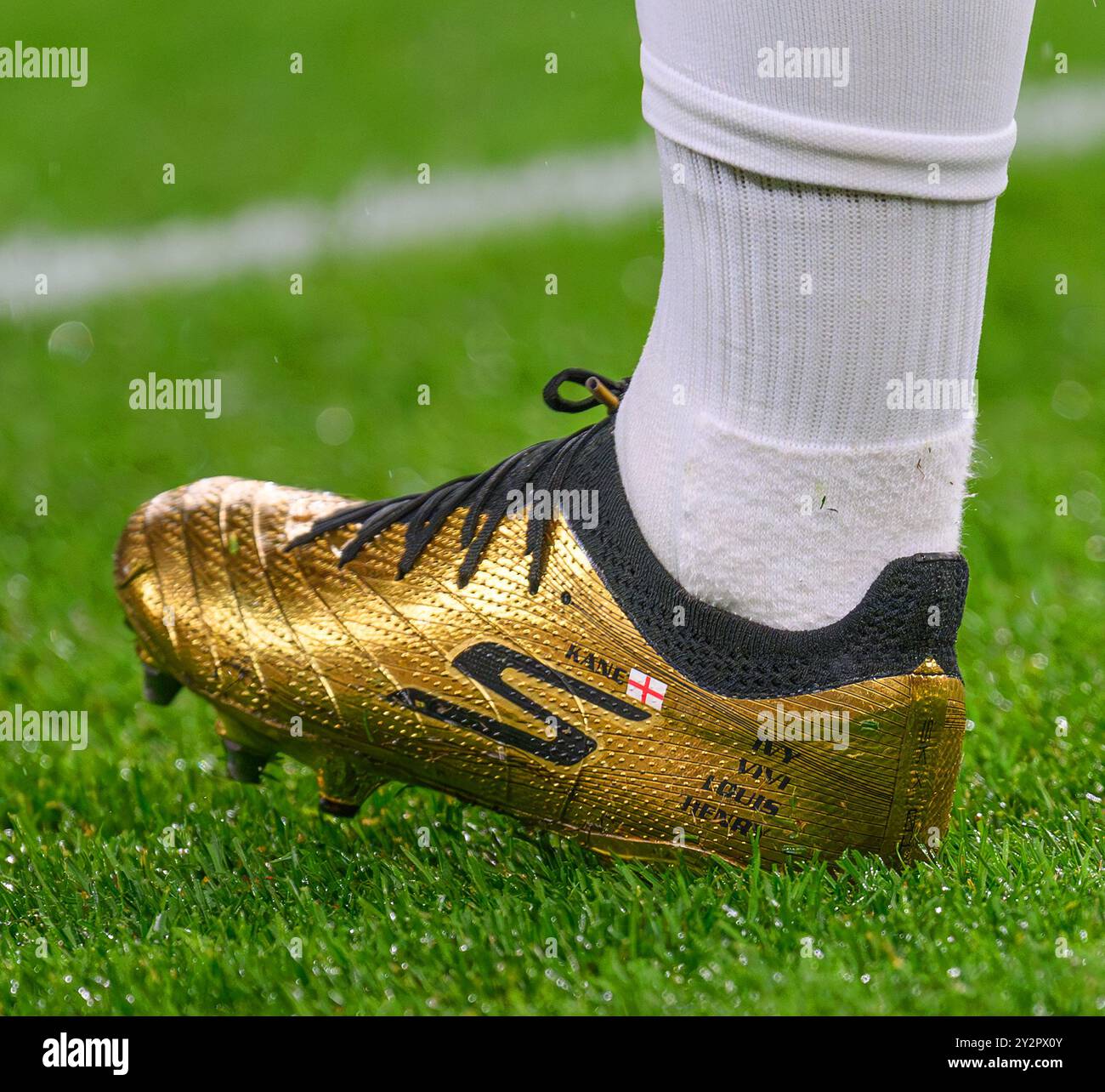 10 septembre 2024 - Angleterre v Finlande - UEFA Nations League - Wembley. Harry Kane porte des bottes en or pour commémorer sa 100e apparition en Angleterre. Les noms de ses enfants sont gravés sur les bottes. Image : Mark pain / Alamy Live News Banque D'Images