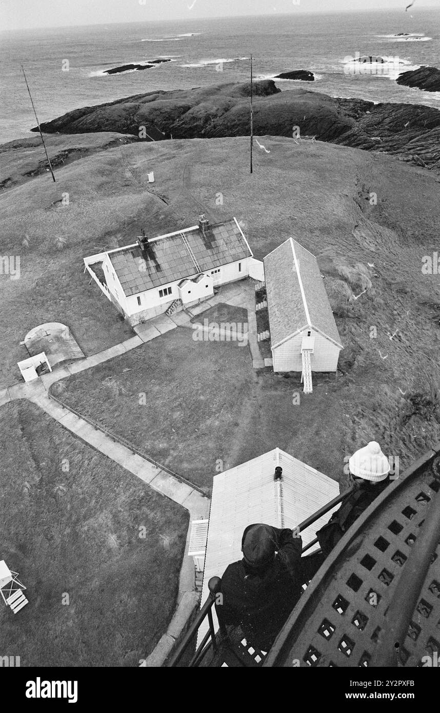 Current 45-6-1970 : le phare solitaire. Une fois par semaine, Thor Henriksen voyage avec du courrier et des marchandises de Røst au phare de Skomvær à la pointe sud des Lofoten. Il emprunte l'une des routes les plus difficiles du pays, été comme hiver. La ferme et une partie de l'île vue de la tour. Un gardien de phare et trois employés exploitent le phare, qui était un soi-disant «phare familial» jusqu'en 1954. La résidence du gardien du phare n'est plus utilisée. Photo : Sverre A. Børretzen / Aktuell / NTB ***la photo n'est pas traitée*** le texte de l'image est auto traduit ce texte de l'image est auto t Banque D'Images
