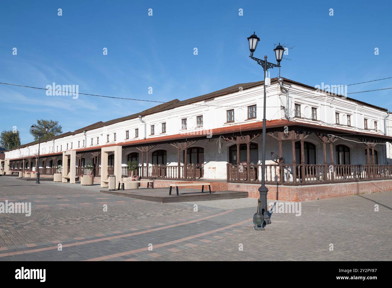 L'ancien bâtiment de Gostinny Dvor (centre commercial) sur une journée ensoleillée de septembre. Yuryev-Polsky. Région de Vladimir, Russie Banque D'Images