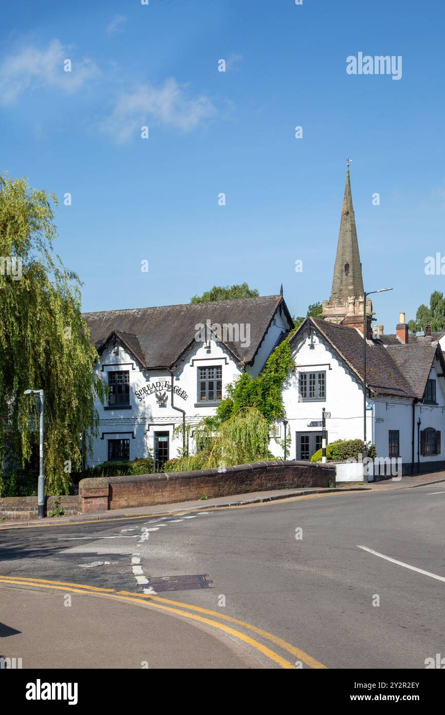 Le pub Eagle et la flèche de l'église St Mary's sur les rives de la rivière Dove dans le village idyllique de Rolleston on on Dove, dans le Staffordshire Banque D'Images