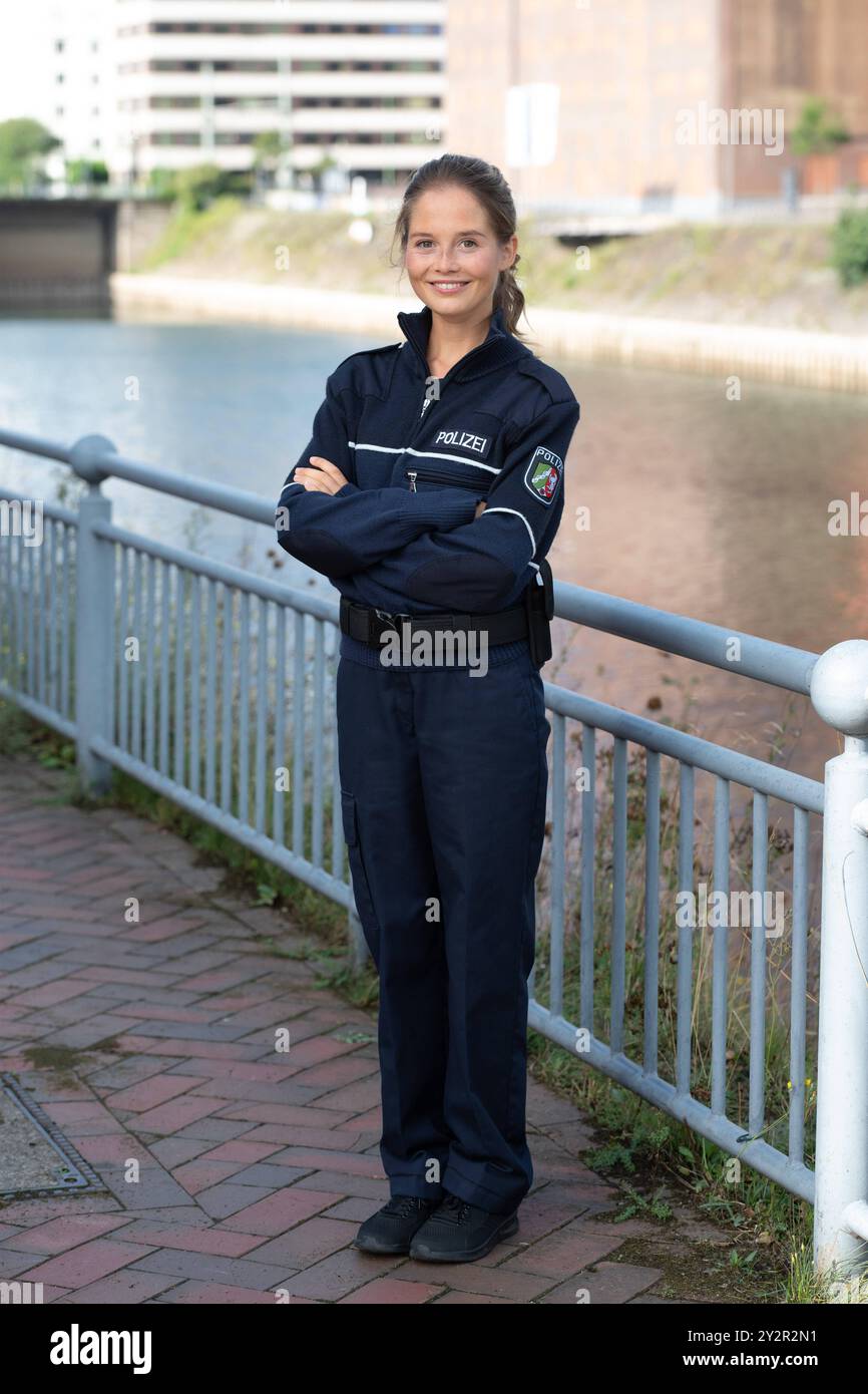 Schauspielerin Bianca NAWRATH neu BEI ,,Wapo Duisburg,, in der ARD Vorabendserie spielt sie die Hospitantin Klara Proske, Schauspielerin Bianca NAWRATH spielt die Rolle der Klara Kroske, Portraet, Porträt, Portrait, Angeschnittenes Einzelbild, Einzelmotiv, Pressetermin anlaesslich der Dreharbeiten fuer die ARD Vorabendserie ,,Wapo Duisburg,,ÂÄÂœ im Duisburger Innenhafen 11.09.2024. *** Actrice Bianca NAWRATH, nouvelle à ,,Wapo Duisburg,, dans la série ARD début de soirée, elle joue le rôle de Klara Proske, actrice Bianca NAWRATH joue le rôle de Klara Kroske, Portrait, Cropped single imag Banque D'Images