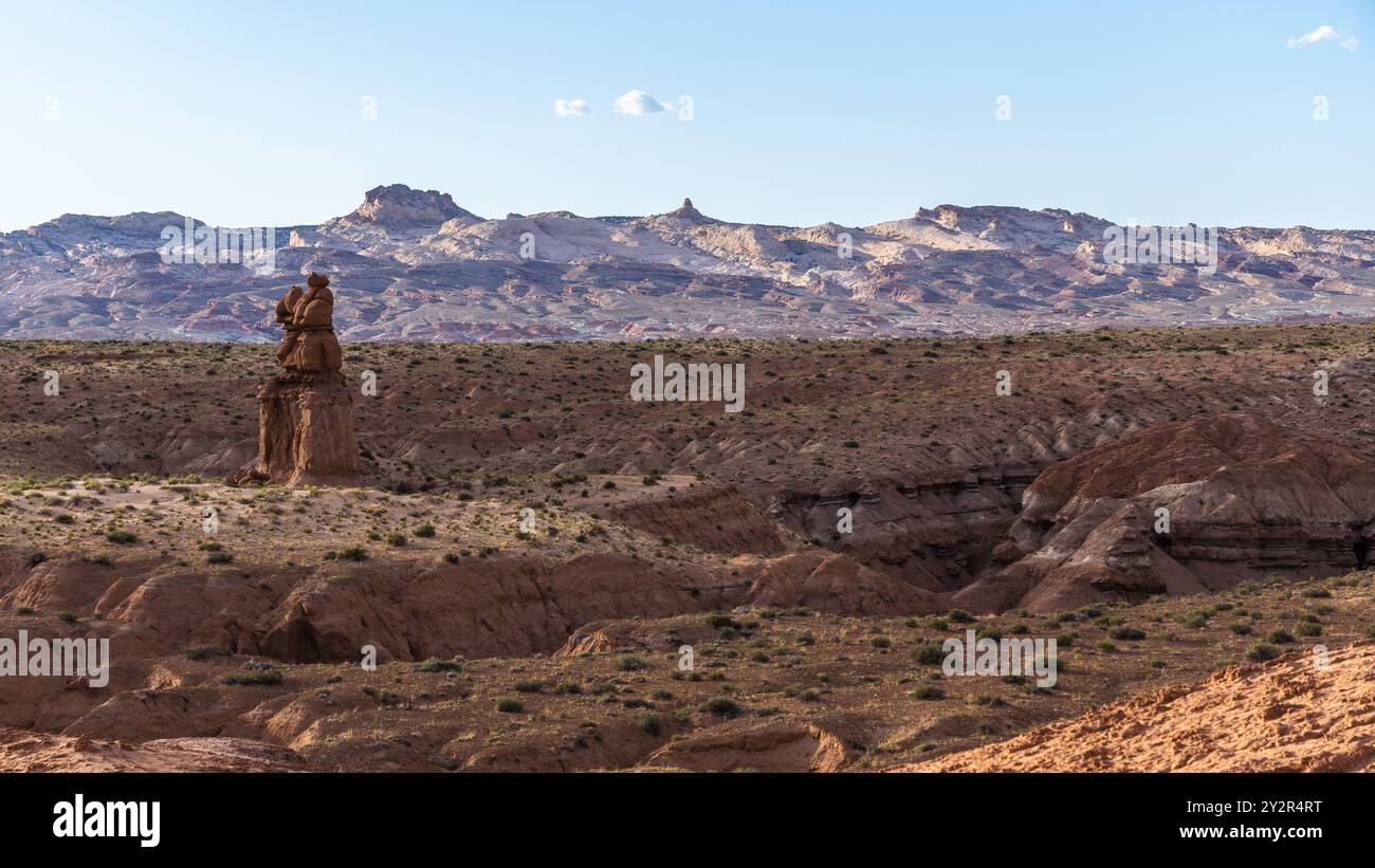 Capturez les formations rocheuses caractéristiques et aux formes climatiques du parc d'État de Goblin Valley, Utah. Le paysage présente des terrains accidentés et une géole saisissante Banque D'Images