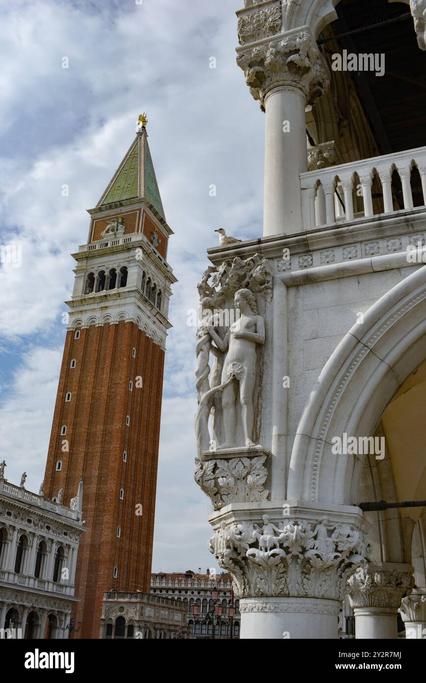 Une vue imprenable sur Venise avec le célèbre Campanile Saint-Marc qui domine derrière des sculptures complexes par une journée lumineuse, mettant en valeur l'architecture Banque D'Images
