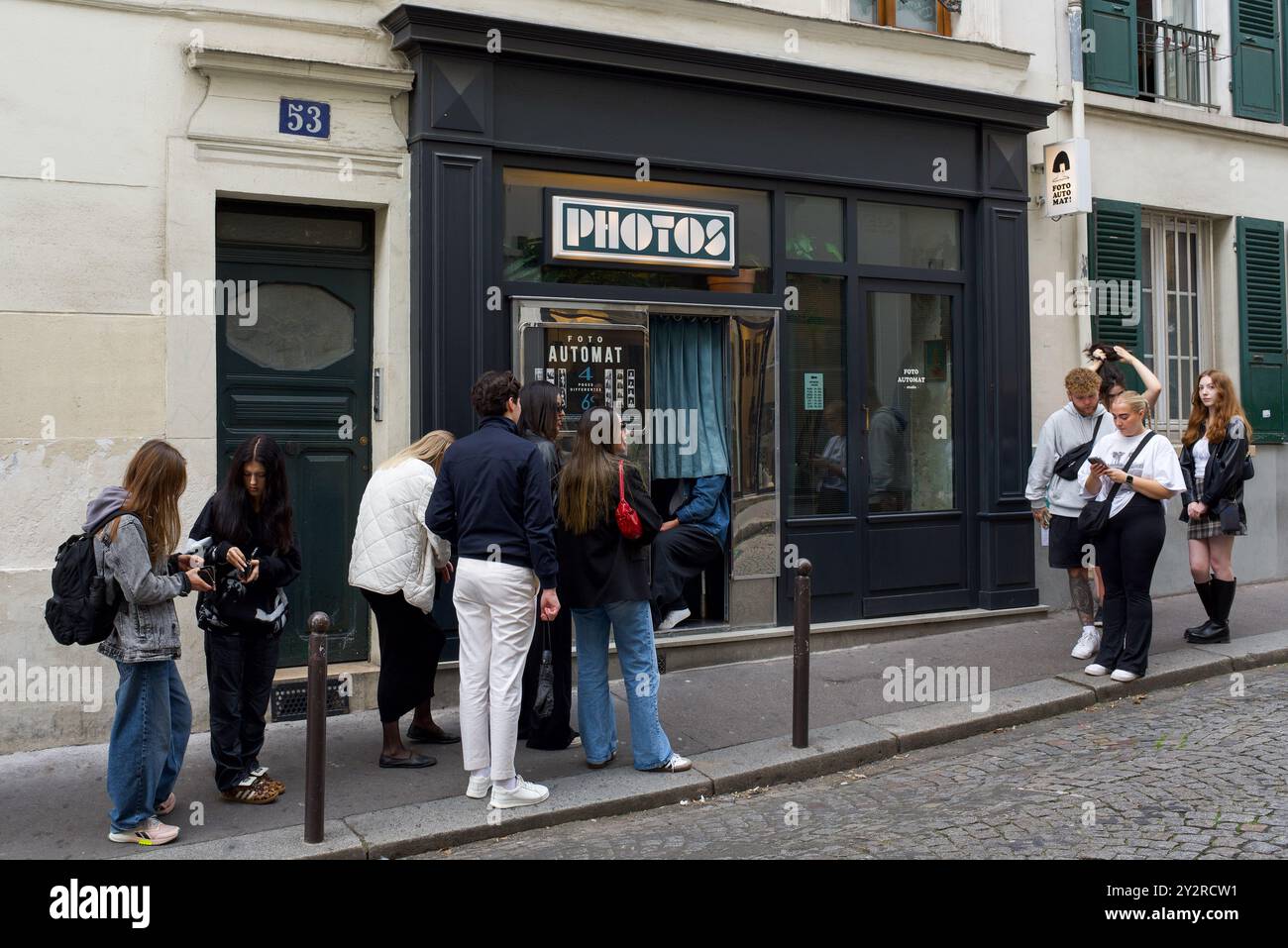 Fotoautomat studio. Des personnes en attente de prendre des photos dans le plus ancien PhotoBooth de Paris. On dit que c’est le stand du film Amélie Poulain Banque D'Images