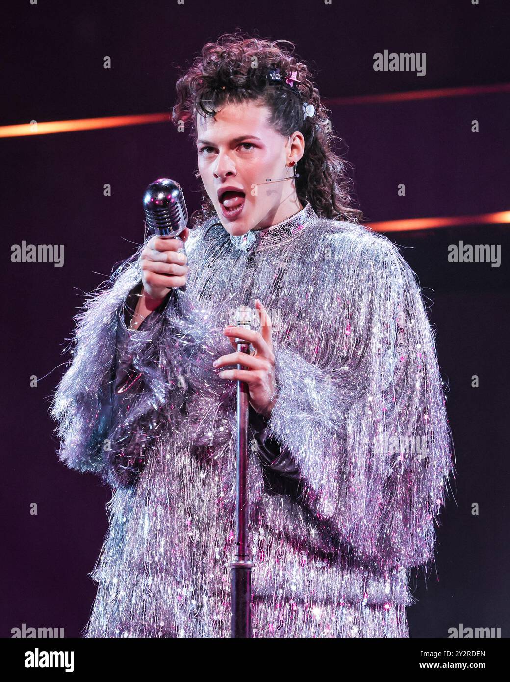 Londres, Royaume-Uni. 11 septembre 2024. JO Foster (They/Them) joue le rôle d'Oliver. Une scène de la comédie musicale. 'WHY AM I SO SINGLE', la nouvelle comédie musicale des écrivains de SIX lauréats du Tony Award, suit deux meilleurs amis dans leur quête de l'amour, et sera présentée au Garrick Theatre de Londres. Avec JO Foster dans le rôle d'Oliver et Leesa Tulley dans le rôle principal. Crédit : Imageplotter/Alamy Live News Banque D'Images