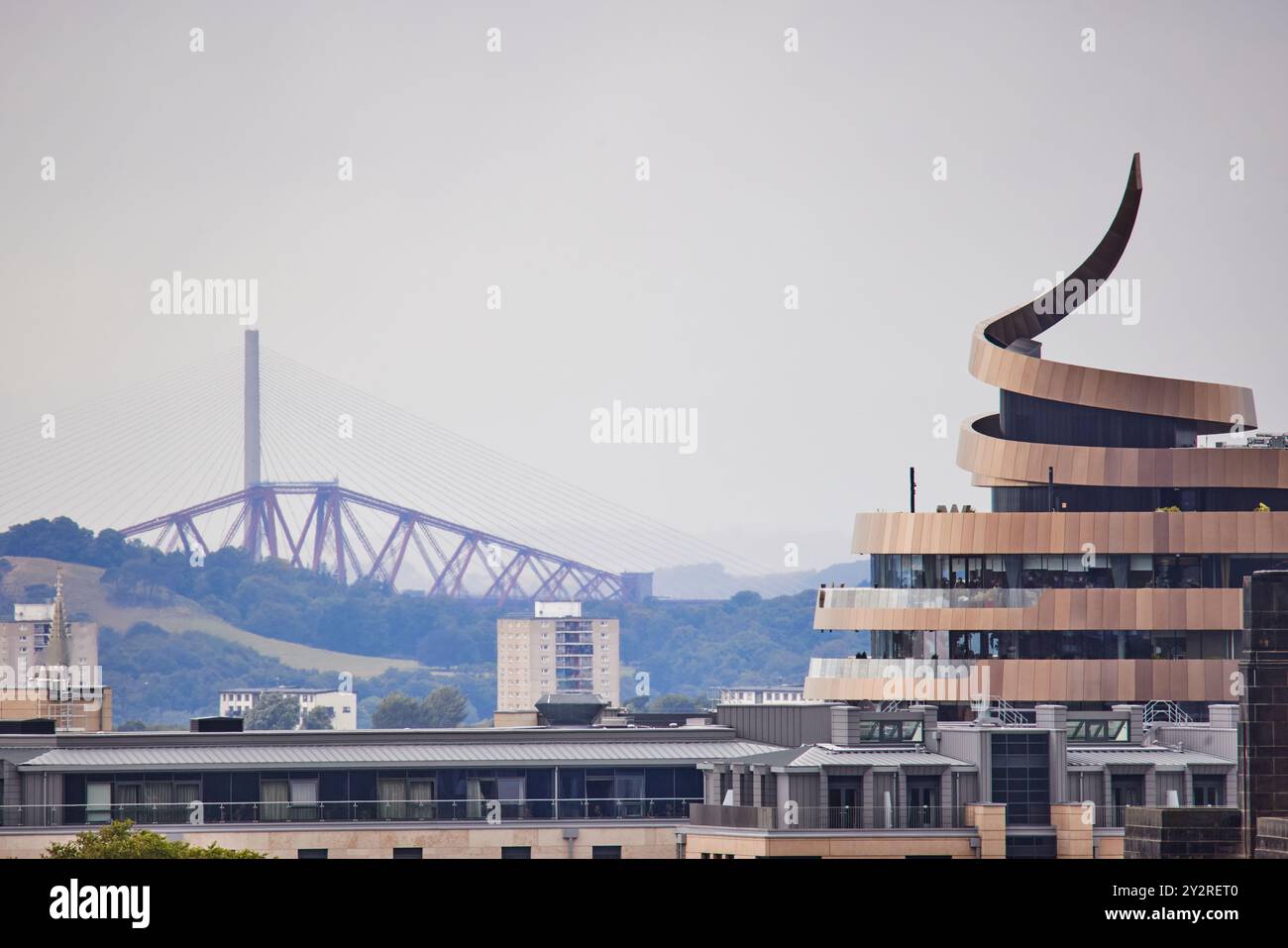 EDINBURGH W Hotel St James Quarter et le Forth Bridge Banque D'Images