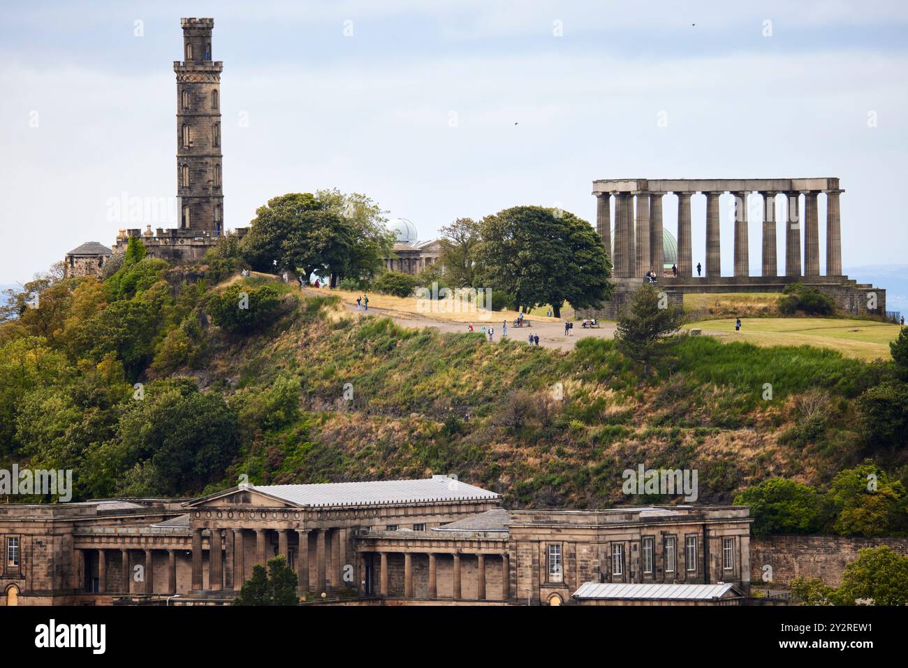 Vue sur Édimbourg depuis Salisbury Crags, Old Royal High School, New Calton Burial Ground et Calton Hill Banque D'Images