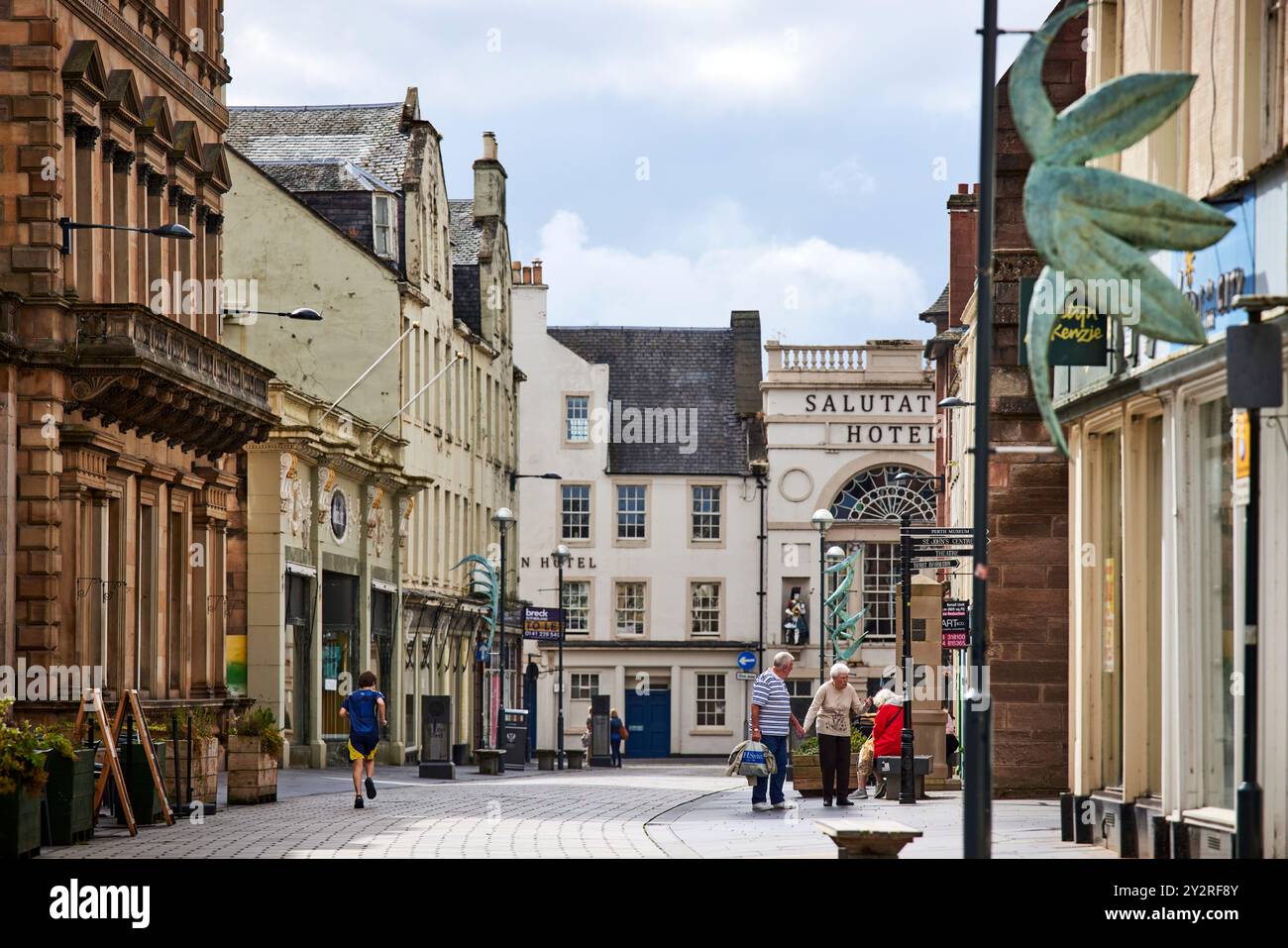 Perth, St John Street en direction de Salutation Hotel Banque D'Images