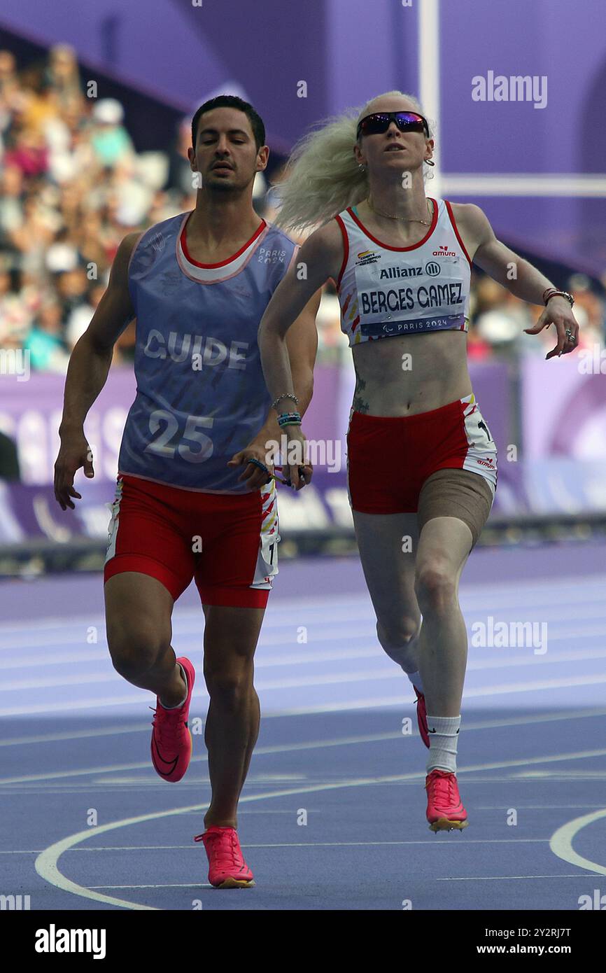 Melani BERGES GAMEZ d'Espagne et Guide Sergio DIAZ del CAMPO VELAZQUEZ dans les manches du 200m - T12 femmes aux Jeux paralympiques de 2024 à Paris Banque D'Images