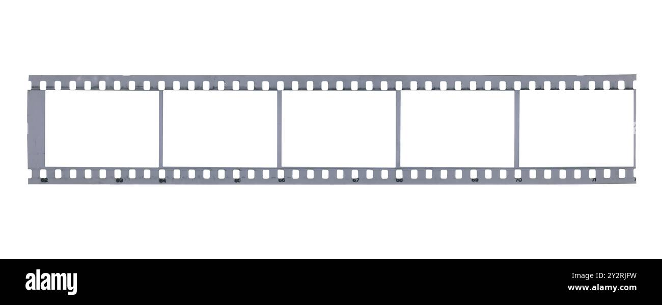 Vieux morceau de film photographique noir et blanc présentant des cadres vides d'une ère révolue de la photographie et du développement de films. Isolé Banque D'Images