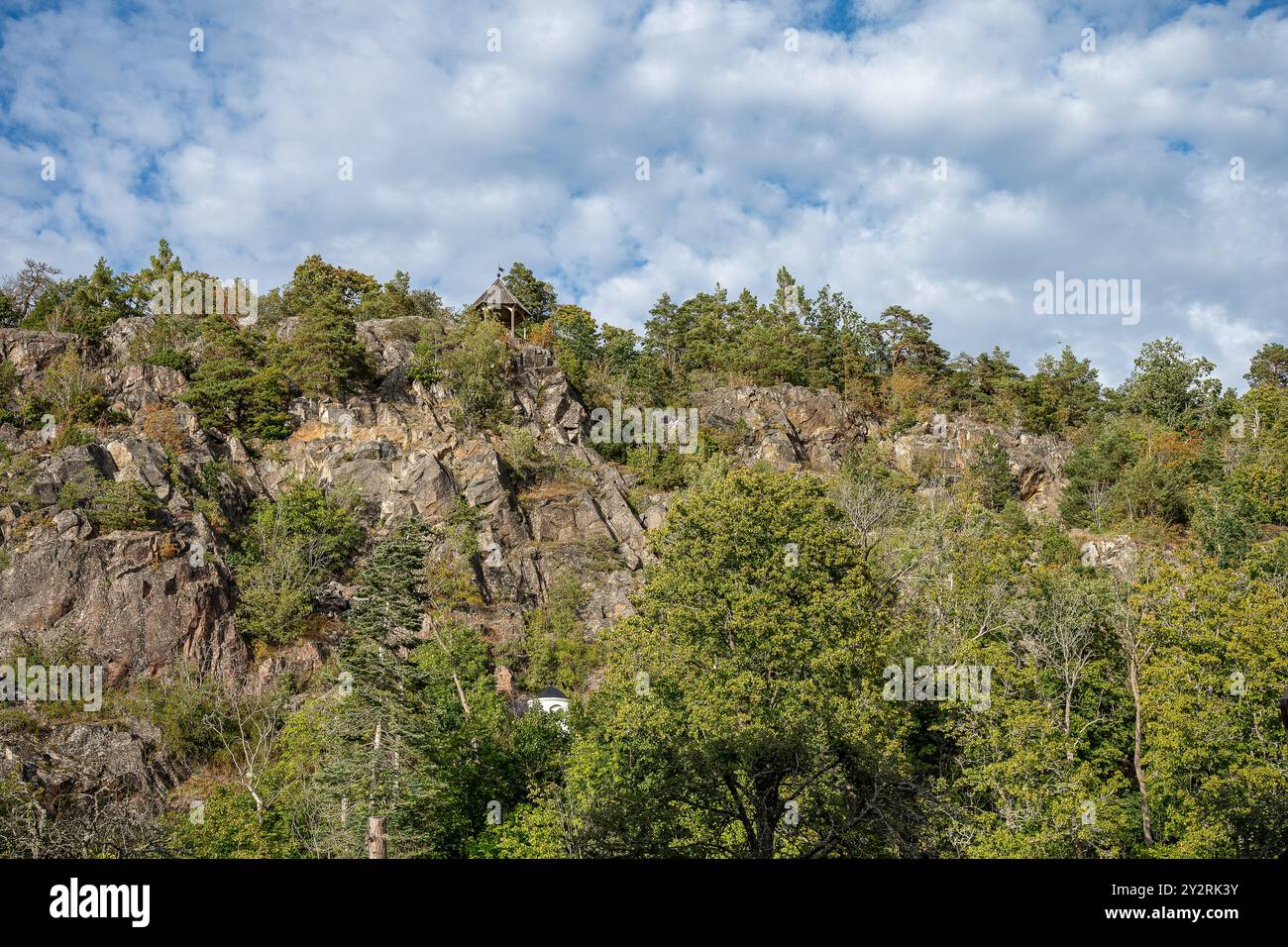 Point de vue sur la petite montagne Ramunderberget à Söderköping lors d'une soirée d'été en Suède Banque D'Images