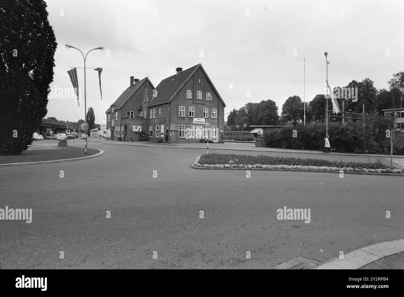 Current 38-1-1971 : où est l'homme à la valise. La réalité peut être plus excitante qu’un roman policier – elle montre le meurtre du portier de nuit Jan Petter Jensen, 34 ans, au Grand Hôtel de Tønsberg. Le tueur avait une valise de sage-femme, et a une longueur d'avance sur les autorités. La commission des homicides se rend de porte en porte dans la zone où le valise a été vu pour la dernière fois. La police s'attend à l'arrêter. (Le meurtre a été résolu en 1990 lorsque le tueur est allé à la police et a avoué le meurtre). Gare de Tønsberg — L'homme avec la valise y a été conduit lundi matin. Banque D'Images