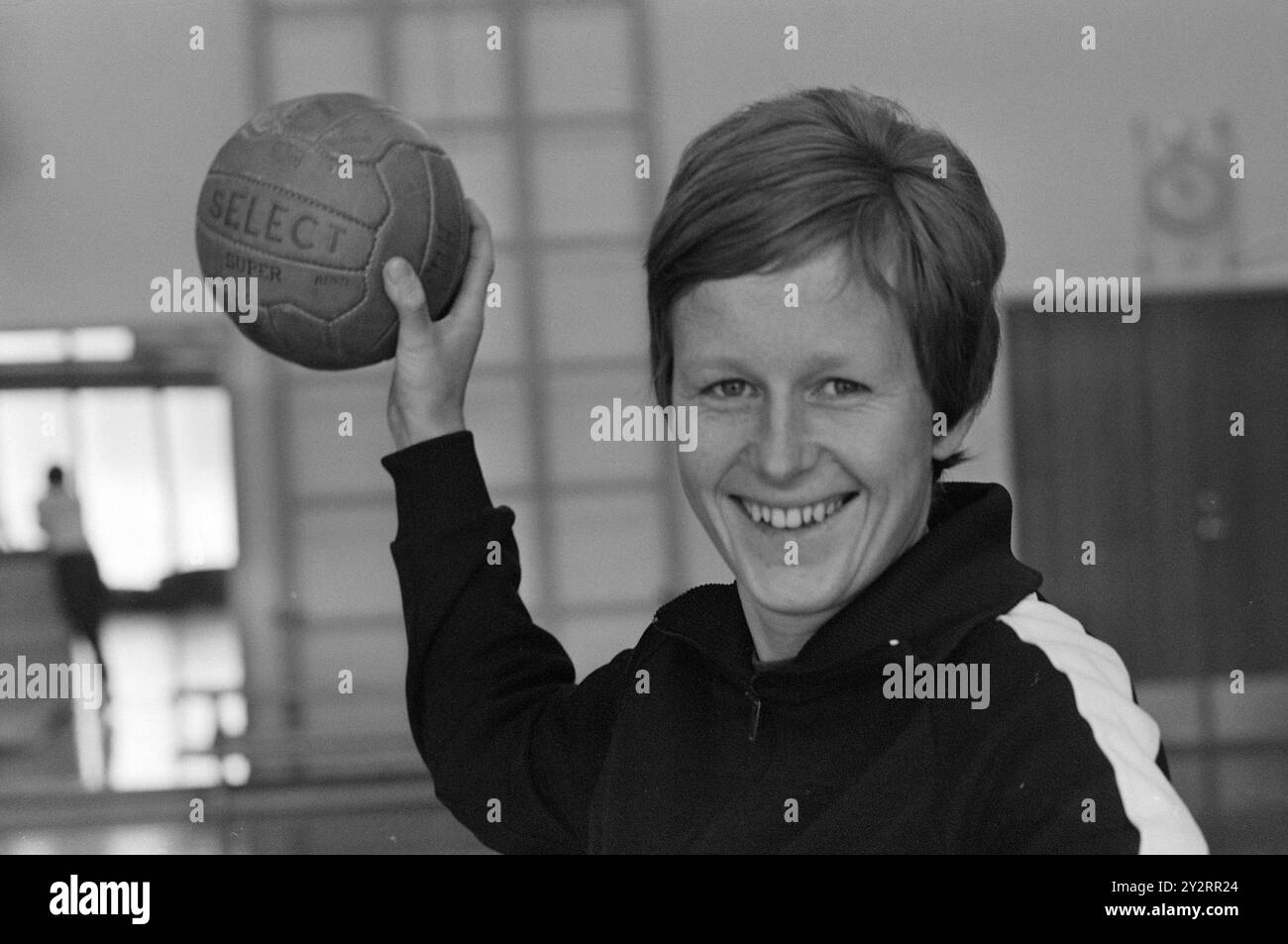 Réel 51-7-1971 : meilleur avec le ballon. Notre équipe nationale féminine de handball est l'une des meilleures au monde, et notre meilleure joueuse de handball est Karen Fladset. Elle vient d'une ferme à quelques kilomètres de Molde, mais vit à Oslo, et joue pour l'équipe d'Oslo Vestar. On prétend qu'elle est parfois la moitié de l'équipe nationale. Elle a déjà remporté trois championnats nationaux sur le disque, ce qui peut expliquer une partie de sa puissance de tir. Photo : Ivar Aaserud / Aktuell / NTB ***PHOTO NON TRAITÉE*** le texte de cette image est traduit automatiquement Banque D'Images