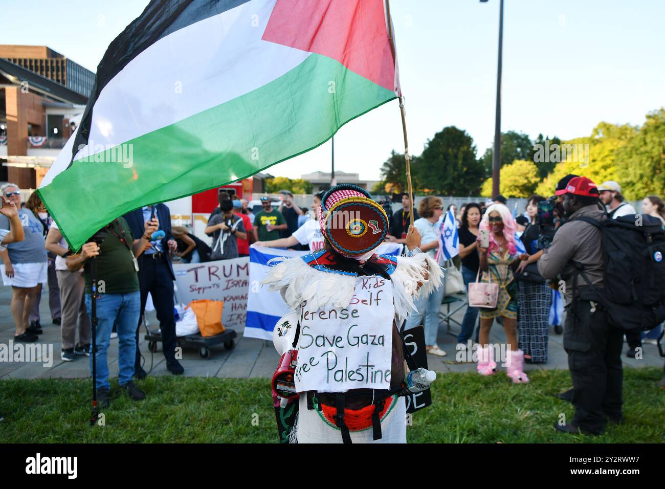 Philadelphie, États-Unis. 10 septembre 2024. Des manifestants manifestent près du National Constitution Center, lieu d'un débat présidentiel entre le vice-président américain Kamala Harris et l'ancien président Donald Trump, à Philadelphie, aux États-Unis, le 10 septembre 2024. Harris et Trump se sont affrontés pour la première fois mardi soir dans un débat présidentiel américain de 2024 dans la ville de Philadelphie. Crédit : Li Rui/Xinhua/Alamy Live News Banque D'Images