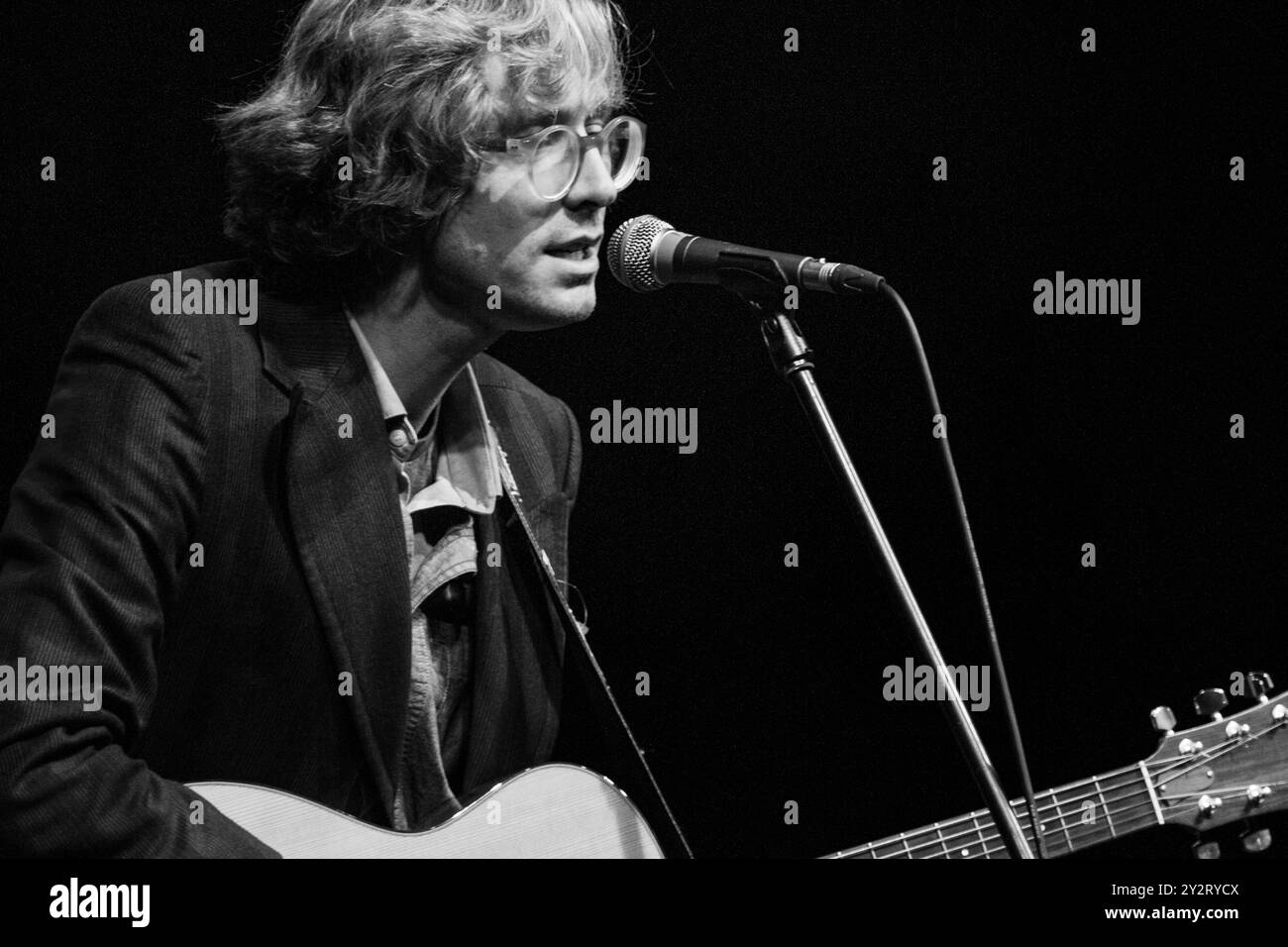 KONG OF CONVENIENCE, CONCERT, GREEN MAN FESTIVAL 2013 : Erlend Øye de Kings of Convenience jouant sur la scène de montagne au Green Man Festival 2013 à Glanusk Park, Brecon, pays de Galles, août 2013. Photo : Rob Watkins. INFO : Kings of Convenience est un duo indie folk norvégien connu pour son son apaisant, acoustique et son travail de guitare complexe. Leur musique présente des harmonies délicates, des mélodies douces et des paroles introspectives, créant une atmosphère tranquille et introspective qui explore les thèmes de l'amour, de la nature et de la simplicité. Banque D'Images