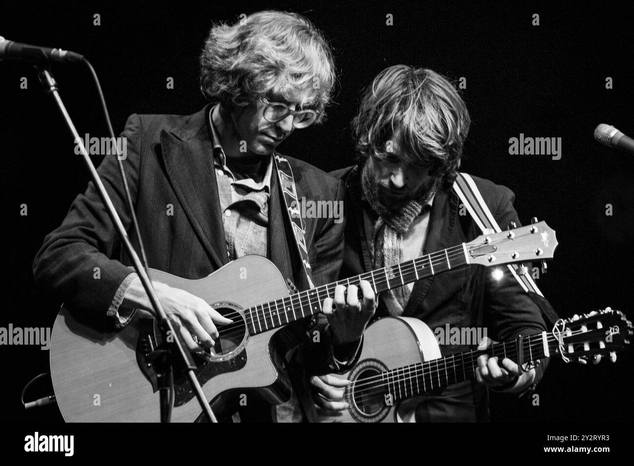 KONG OF CONVENIENCE, CONCERT, GREEN MAN FESTIVAL 2013 : Erlend Øye (lunettes) et Eirik Glambek Bøe de Kings of Convenience jouant sur la scène de montagne au Green Man Festival 2013 à Glanusk Park, Brecon, pays de Galles, août 2013. Photo : Rob Watkins. INFO : Kings of Convenience est un duo indie folk norvégien connu pour son son apaisant, acoustique et son travail de guitare complexe. Leur musique présente des harmonies délicates, des mélodies douces et des paroles introspectives, créant une atmosphère tranquille et introspective qui explore les thèmes de l'amour, de la nature et de la simplicité. Banque D'Images