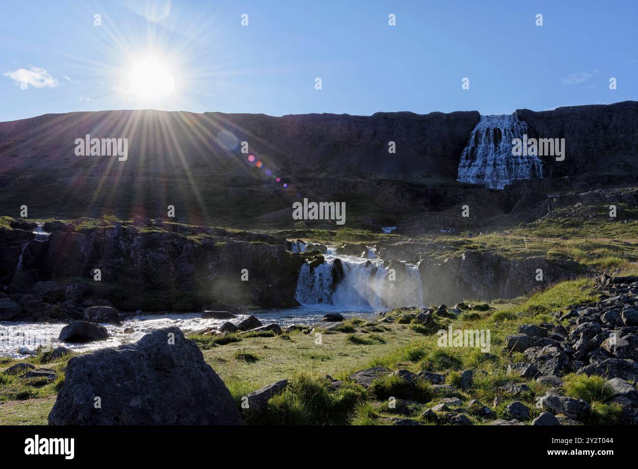 Dynjandi cascades de la rivière Dynjandisá avec étoile solaire et ciel bleu le matin. Dynjandi, Borgarfjörður, Arnarfjörður, Westfjords, Islande Banque D'Images